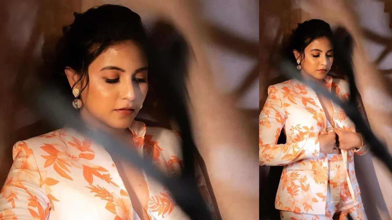 ప్రస్తుతం దీనికి సంబంధించిన ఫొటోలు నెట్టింట తెగ వైరల్ అవుతున్నాయి. ఈ అమ్మడు ఫొటోస్ చూసిన వారందరూ అంజలి బ్యూటిపుల్, క్యూట్ అంటూ కామెంట్స్ చేస్తున్నారు. మరి మీరు కూడా ఆ ఫొటోస్ పై ఓ లుక్ వేయండి.