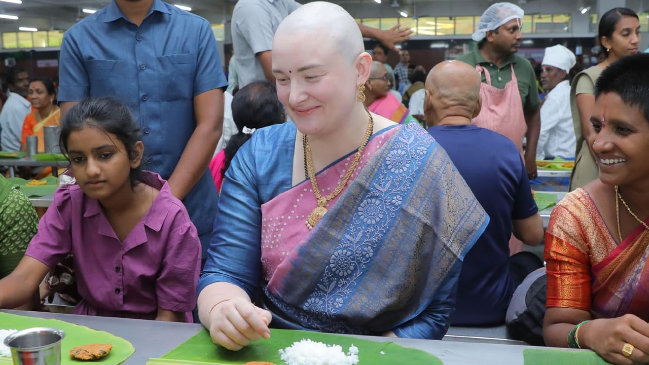 అనంతరం స్వామివారి ఆలయం ఎదురుగా ఉన్న అఖిలాండం వద్ద హారతులు ఇచ్చారు. స్వామి వారికి కొబ్బరికాయ కొట్టి మొక్కులు తీర్చుకున్నారు.