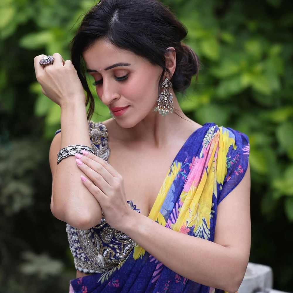 మజాకా సినిమా సూపర్ హిట్ కావడమే కాదు.. మరోసారి తన నటనకు మరోసారి ప్రశంసలు అందుకుంది. దీంతో ఇప్పుడు తెలుగులో మరిన్ని ఆఫర్స్ వస్తే చేసేందుకు రెడీగా ఉంది అన్షు. ఇదిలా ఉంటే.. సోషల్ మీడియాలో అన్షు చాలా యాక్టివ్. 