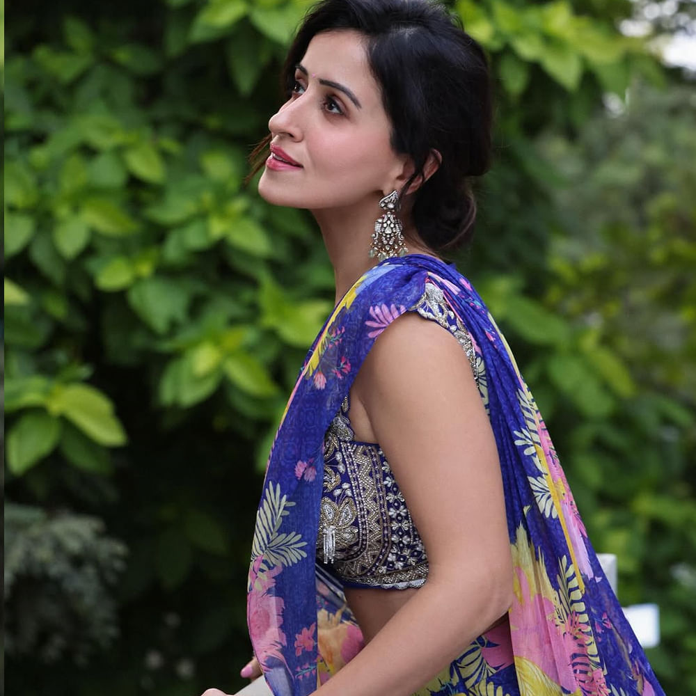 నిత్యం తన ఫ్యామిలీతోపాటు తన క్రేజీ ఫోటోస్ షేర్ చేస్తూ ఫాలోవర్లను ఆకట్టుకుంటుంది. తాజాగా ఈ అమ్మడు నీలిరంగు పూలచీరకట్టులో మరింత అందంగా కనిపిస్తుంది. వయ్యారాల సింగారంతో ఫాలోవర్లను కట్టిపడేస్తుంది. 