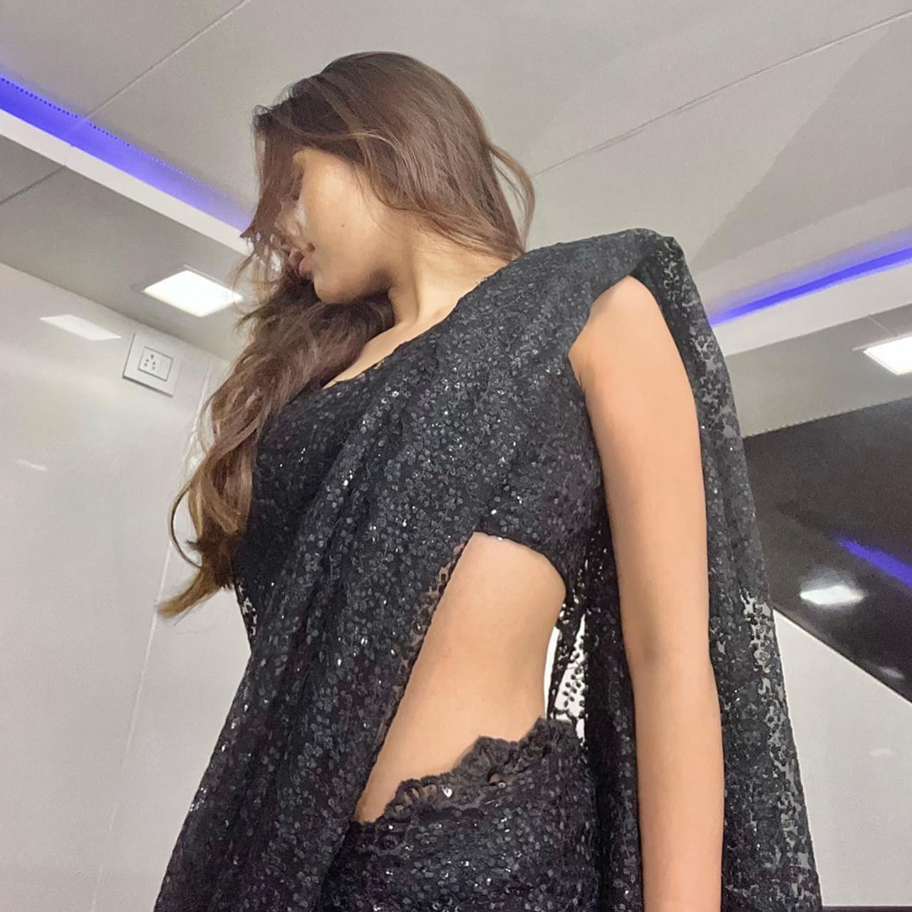 పైన ఫోటోలో కనిపిస్తున్న హీరోయిన్.. తెలుగులో వరుస సినిమాలతో అలరించింది. అందం, అభినయంతో ప్రేక్షకులను కట్టిపడేసింది. పవర్ స్టార్ పవర్ కళ్యాణ్, అల్లు అర్జున్, నాని సరసన నటించి మెప్పించింది. కానీ ఇప్పటివరకు ఒక్క హిట్టు కూడా అందుకోలేకపోయింది. ఇంతకీ ఆమె ఎవరంటే.. 