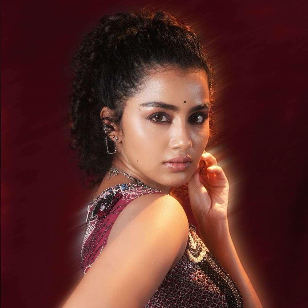 తన రింగుల జుట్టు క్యూట్ అందాలతో అందరిని తనవైపు తిప్పుకుంది.తరువాత తన మొదటి తెలుగులో త్రివిక్రమ్ దర్శకత్వంలో వచ్చిన ‘అ ఆ’. ఈ సినిమాలో నెగిటివ్ షేడ్స్ ఉన్న పాత్రలో నటించి మెప్పించింది.
