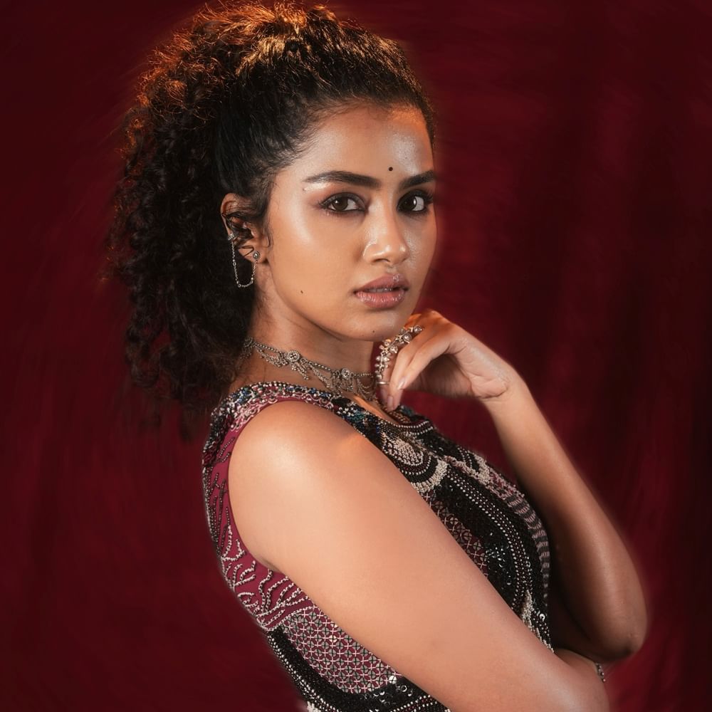 తాజాగా అనుపమ సిద్దు జొన్నలగడ్డ నటించిన టిల్లు స్క్వేర్ చిత్రం బాక్సాఫీస్ వద్ద కనకవర్షం కురిపిస్తోంది. ఈ చిత్రం 100 కోట్ల గ్రాస్ రాబట్టింది. గతంలో చుసిన ఫ్యామిలీ స్టైల్ అనుపమ వేరు ఇప్పుడు అనుపమ వేరు అని టిల్లు స్క్వేర్ నిరూపించింది. రొమాన్స్, గ్లామర్ షోతో యువత మైండ్ బ్లాక్ చేసింది.