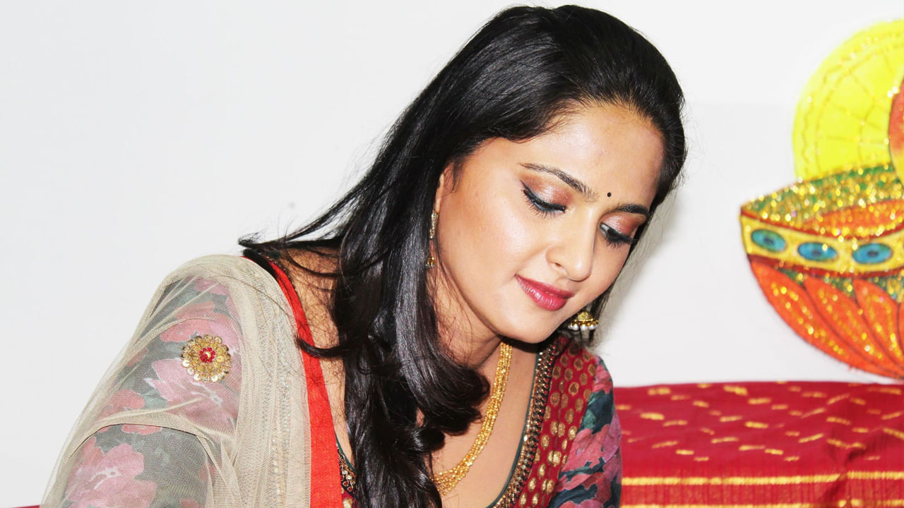 ఇండస్ట్రీకి ఎంతోమంది హీరోయిన్లు వస్తుంటారు పోతుంటారు.. మేం మాత్రం లోకల్ అంటున్నారు సీనియర్ హీరోయిన్స్. కాజల్, సమంత, అనుష్క, రష్మిక మందన్న తీరు ఇలాగే ఉందిప్పుడు. సాధారణంగా ఆఫర్స్ రానపుడు డిస్కౌంట్స్ ఇస్తుంటారు.. కానీ మనోళ్లు మాత్రం డిఫెరెంట్.