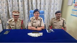 Andhra: మహిళ స్నానం చేస్తుండగా పై నుంచి ఏదో లైట్.. ఏంటా అని పరిశీలించగా..