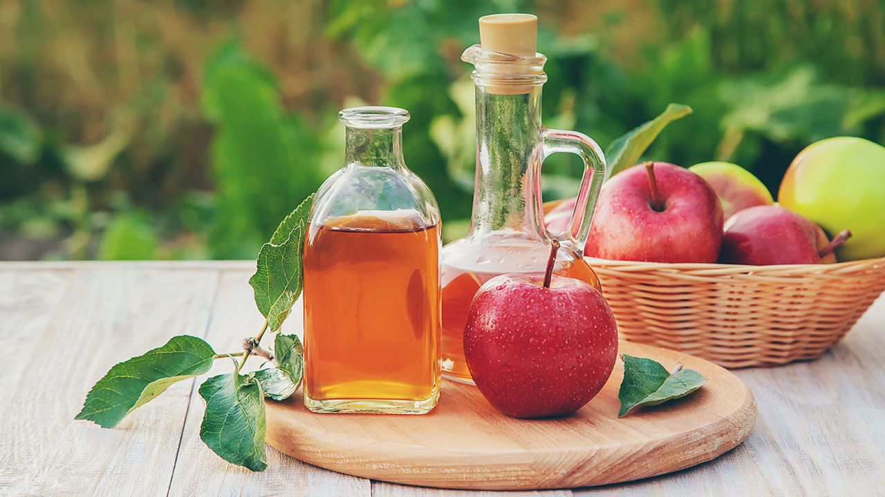 యాపిల్ సైడర్ వెనిగర్‌లో లభించే వివిధ రకాల పోషకాలు దీర్ఘకాలిక వ్యాధుల నుంచి విముక్తి కలిగిస్తాయి. ప్రతి రోజు రాత్రి పడుకునే ముందు యాపిల్ సైడర్ వెనిగర్‌ తాగితే, రక్తంలోని చక్కెర పరిమాణాలు నియంత్రణలో ఉంటాయి. అలాగే ఇది ఇన్సులిన్ సెన్సిటివిటీని మెరుగుపరచానికి కీలక పాత్ర పోషిస్తుంది. ఈ యాపిల్ సైడర్ వెనిగర్‌ గోరువెచ్చని నీటిని తాగితే, రక్తంలో చక్కెర స్థాయిలు స్థిరంగా ఉంటాయి.