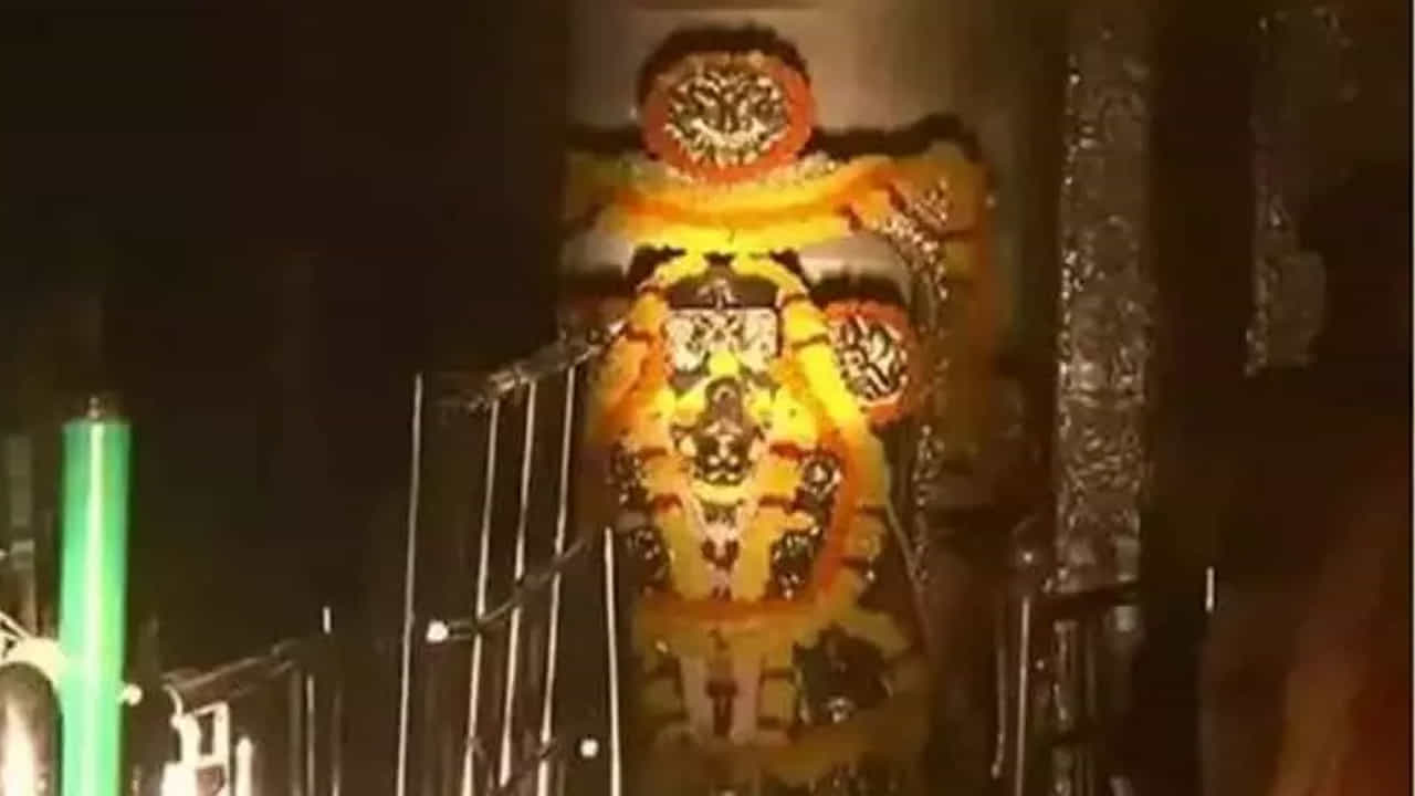 ఇక్కడి ఏడాదికి రె౦డు సార్లు సూర్యకిరణాలు గుడిలోని మూలవిరాట్‎ను తాకుతాయి. ఇది ఈ ఆలయ నిర్మాణ గొప్పతన౦. శాసనాలు ప్రకారం 7వ శతాబ్ద౦లో  ఈ ఆలయన్ని నిర్మించారు. మన దేశ౦లో ఉన్న అతికొద్ది సూర్యదేవాలయాలలో ఇది ఒకటి. 