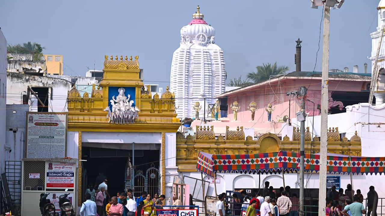 ఇక్కడి మూలవిరాట్‎ను స్వయ౦గా దేవే౦ద్రుడు ప్రతిష్టించారని చెబుతారు. అయితే ‘పద్మపురాణ౦’ ప్రకార౦ ఇక్కడి మూలవిరాట్ ను సూర్య స్వగోత్రికుడు అయిన కశ్యప మహాముని  ప్రతిష్టించారని చెప్పబడి౦ది.
