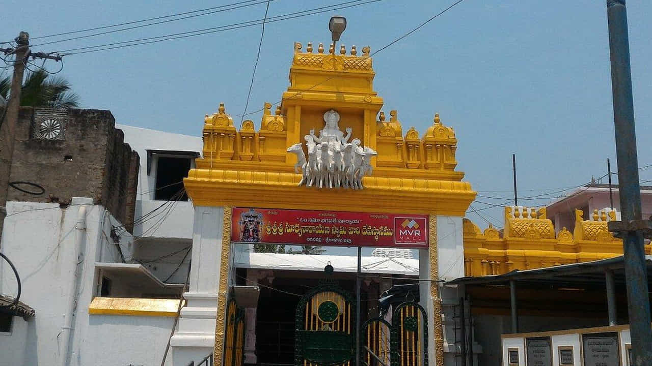 అరసవిల్లి దేవాలయంపై జరగనున్న దాడిని ముందే తెలుసుకున్న  హిందు పండితుడు సీతారామ శాస్త్రి స్వామి మూలవిరాట్టును పెకలించి ఒక బావిలో పడవేయించాడట. 157 సంవత్సరాల క్రితం ఎలమంచి పుల్లజీ పంతులు బావిలోనుంచి ఆ విగ్రహాన్ని తీయించి ఇప్పుడున్న రీతిలో  దేవాలయాన్ని నిర్మించి విగ్రహాన్ని ప్రతిష్ఠించాడు. అప్పటి నుంచి ఈ దేవాలయం అశేషంగా భక్తులనెందరినో ఆకర్షిస్తూ ప్రముఖ పుణ్యక్షేత్రముగా వెలుగొందుతింది.