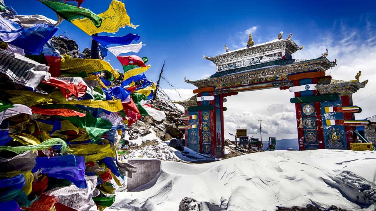 సెలా పాస్ (Arunachal Pradesh Sela Pass).. 4,170 మీటర్ల (13,680 అడుగులు) ఎత్తులో ఉన్న సెలా పాస్ అరుణాచల్ ప్రదేశ్లో ఉంది. ఈ ప్రదేశం పొగమంచు, మంచు, కఠినమైన వాతావరణానికి ప్రసిద్ధి. ఇక్కడ రహదారి చాలా ఇరుకుగా ఉంటుంది. తరచుగా మంచుతో కప్పబడి ఉండటం వల్ల ప్రయాణికులకు ప్రయాణం క్లిష్టంగా మారుతుంది. హిమపాతాలు, కొండచరియలు విరిగిపడటం కూడా ఇక్కడ సాధారణం.