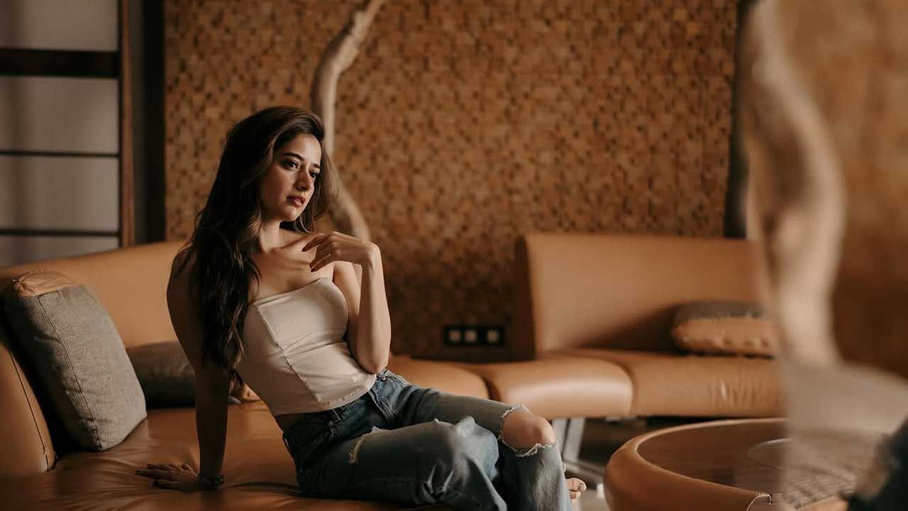 దీంతో వరసగా ఆఫర్స్ అందుకుంటూ టాలీవుడ్ లో ఫుల్ బిజీ అయిపోయింది ఈ చిన్నది.  ప్రస్తుతం రెండు, మూడు ప్రాజెక్ట్ లతో ఈ బ్యూటీ ఫుల్ బిజీగా ఉన్నట్లు తెలుస్తోంది. మరీ ముఖ్యంగా మెగాస్టార్ చిరంజీవి విశ్వంభర సినిమాలో ఈ బ్యూటీ ఛాన్స్ కొట్టేసింది.