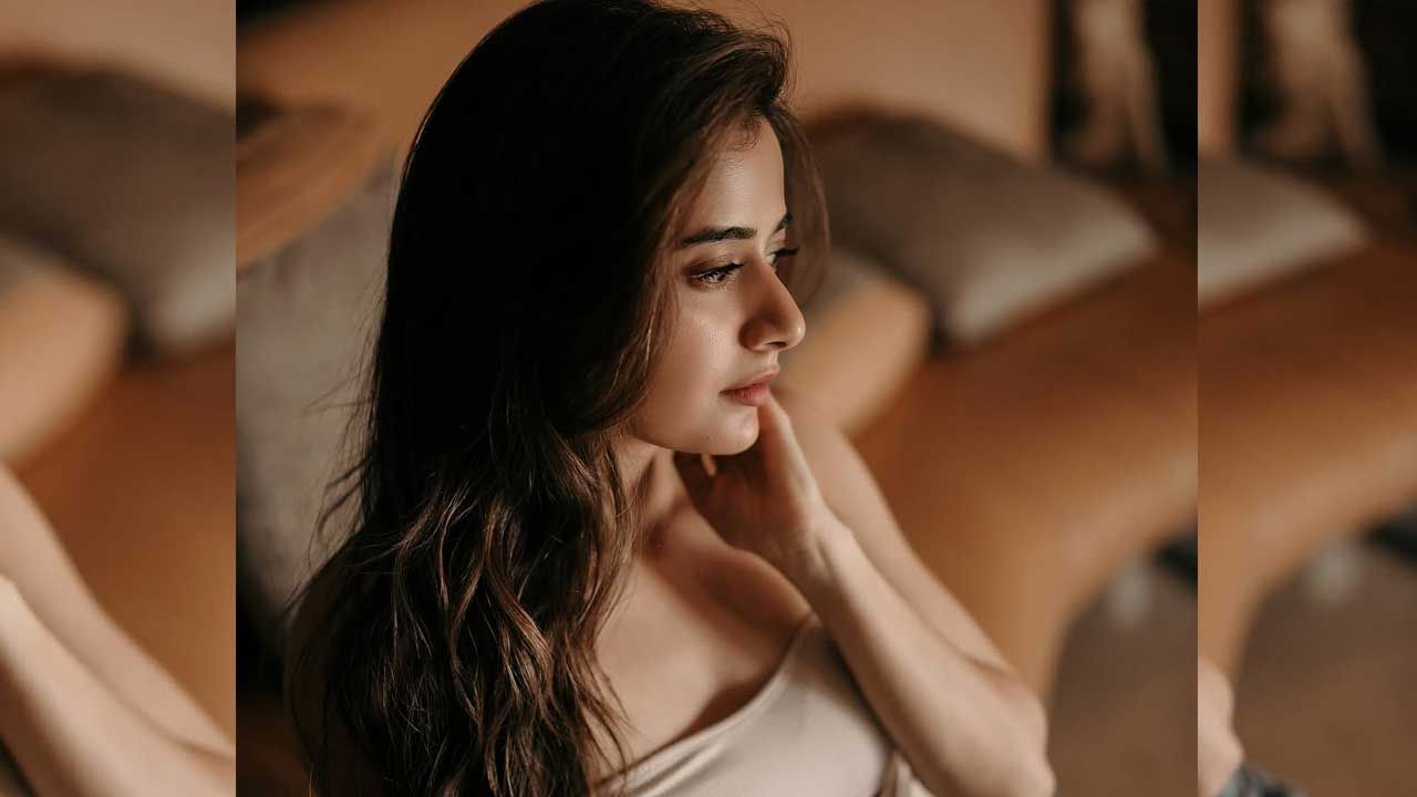 ఇక ఎప్పుడూ సోషల్ మీడియాలో ఫుల్ యాక్టివ్‌గా ఉండే ఈ ముద్దుగుమ్మ తాజాగా తన గ్లామర్ తో కుర్రకారుకు ట్రీట్ ఇస్తుంది. జీన్స్ లో ఎద అందాలను ఆరబోస్తూ ఫొటోలకు ఫోజులిచ్చింది. ఈ ఫొటోస్ నెట్టింట తెగ వైరల్ అవుతున్నాయి.