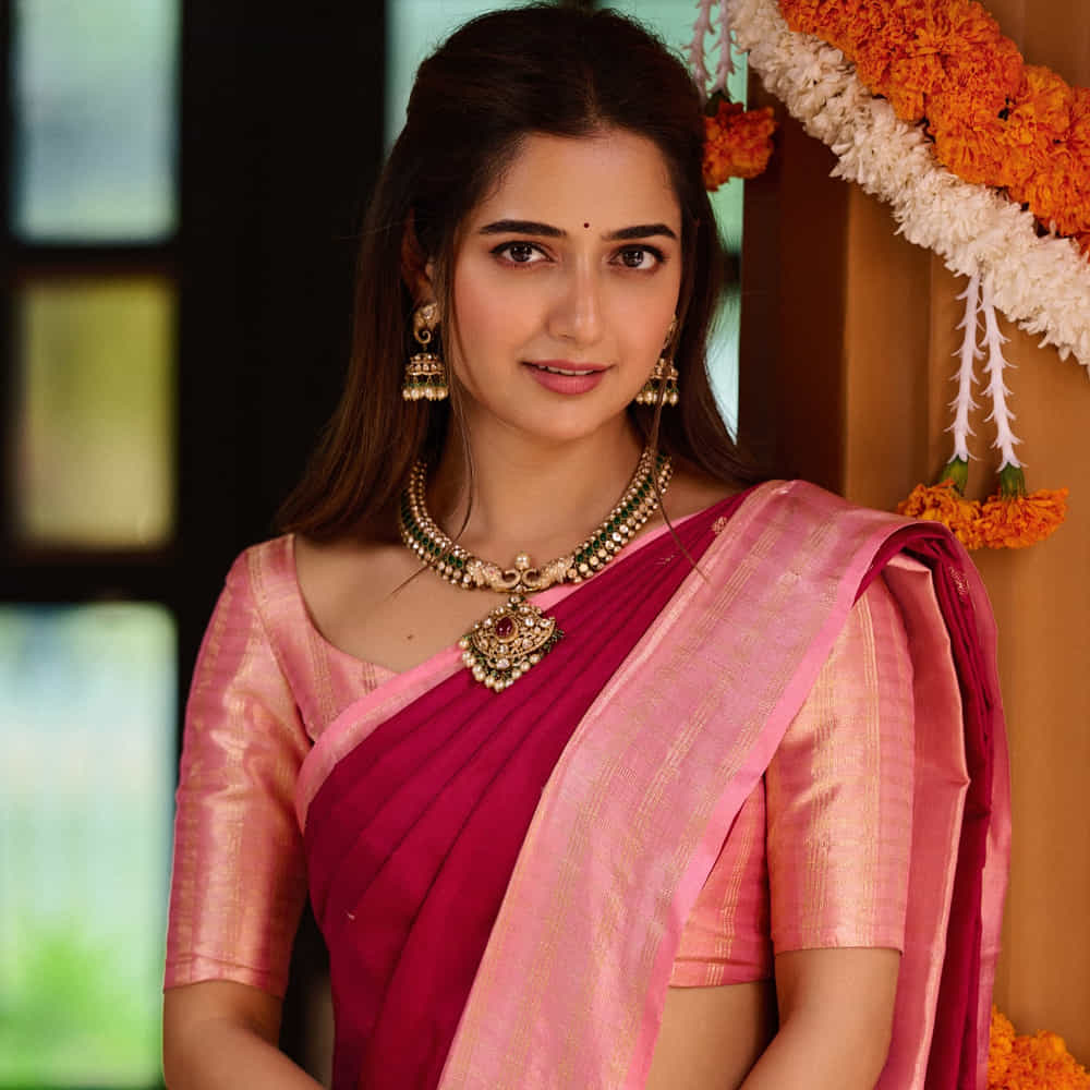 అలాగే సోషల్ మీడియాలో ఈ చిన్నది చాలా యాక్టివ్ గా ఉంటుంది. రెగ్యులర్ గా ఫోటోలు, వీడియోలు పంచుకుంటూ అభిమానులను అలరిస్తుంది ఈ చిన్నది. తాజాగా ఈ బ్యూటీ షేర్ చేసిన ఫోటోలు అభిమానులను ఆకట్టుకుంటున్నాయి.