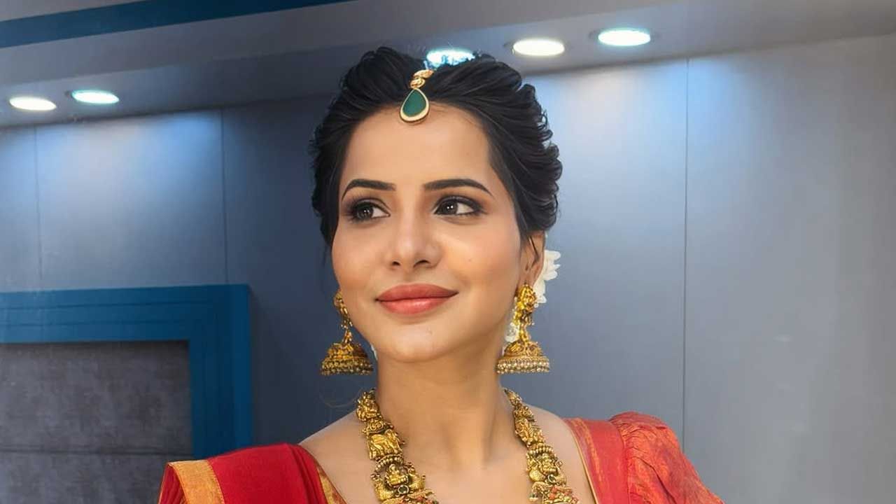 బిగ్ బాస్‌లోకి వెళ్లి మరింత పాపులారిటీ సొంతం చేసుకుంది. తన ఆటతీరు, అందంతో మంచి గుర్తింపు తెచ్చుకుంది. బిగ్ బాస్ కు వెళ్లి వచ్చిన తర్వాత ఈ అమ్మడు బుల్లితెరపై చాలా షోలలో మెరిచింది.