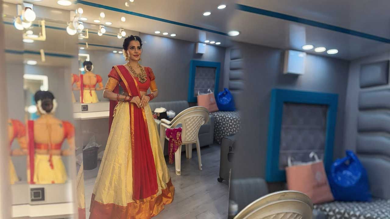 ఇక రామ్ గోపాల్ వర్మతో కూడా ఈ అమ్మడు చేసిన అల్లరి మాములుగా లేదు. వర్మను ఇంటర్వ్యూ చేస్తూ యూత్ లో మంచి క్రేజ్ సంపాదించుకుంది.