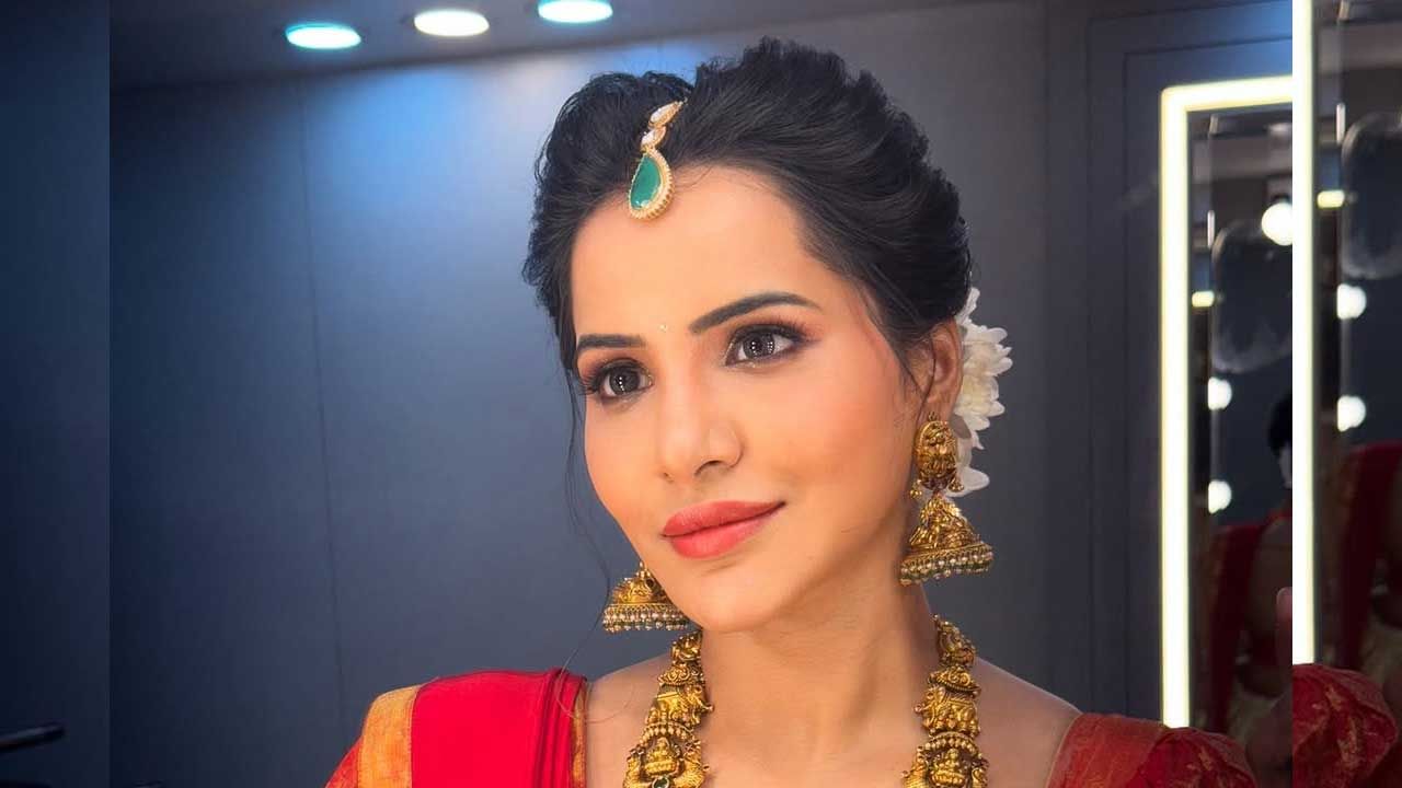 ఇక ఎప్పుడూ సోషల్ మీడియాలో చాలా యాక్టివ్‌గా ఉండే ఈ చిన్నది. తాజాగా పరికిణిలో తన అందాలను కుర్రకారుకు ఎరగావేసి, తన గ్లామర్‌తో చంపేస్తుంది.