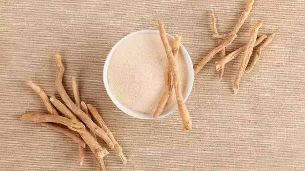 అశ్వగంధ కలిపిన పాలను తాగడం వల్ల నరాలు ఆరోగ్యంగా ఉంటాయి. రోగనిరోధక శక్తి పెరుగుతుంది. మానసిక అలజడి తగ్గుతుంది. ఒత్తిడి నుంచి బయటపడేసే గుణాలు అశ్వగంధలో ఎక్కువ. కార్టిసాల్ వంటి ఒత్తిడి హార్మోన్లను నియంత్రించడానికి ఇది సహాయపడుతుంది.