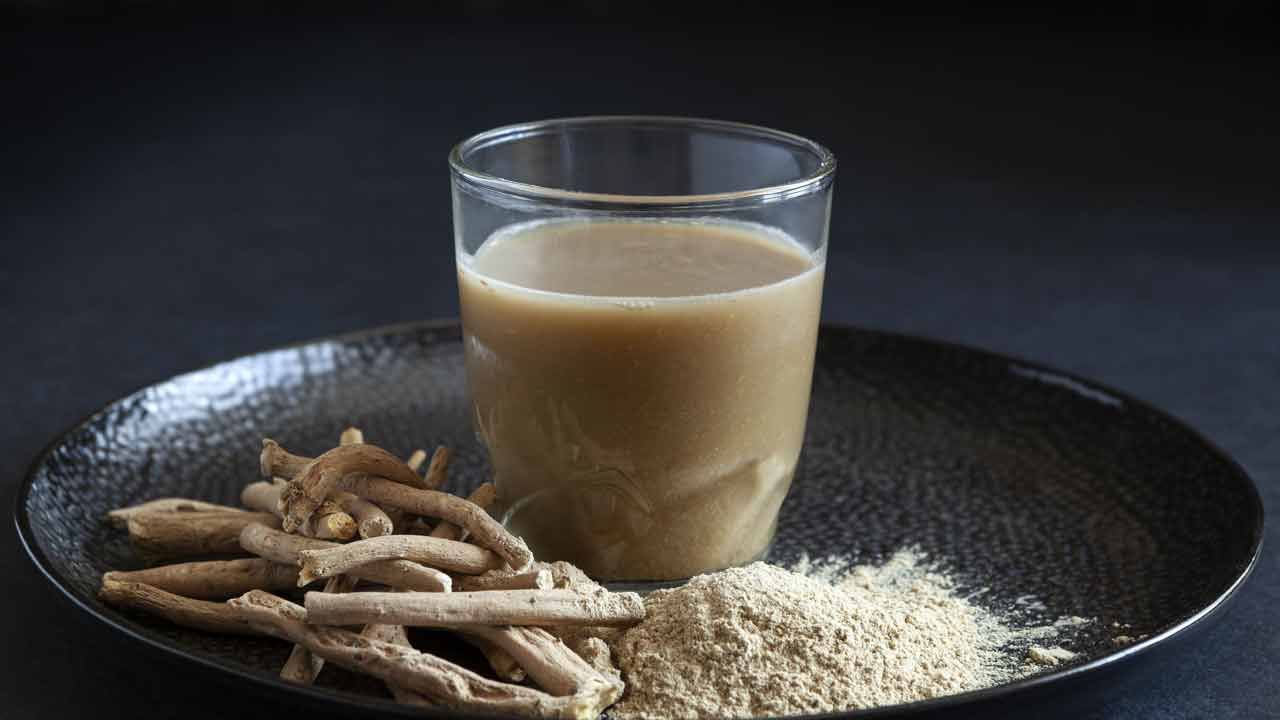 రాత్రి పడుకునే ముందు అశ్వగంధ పొడిని పాలతో కలిపి తీసుకోవడం వల్ల శరీరానికి శక్తి లభిస్తుంది. కండరాల అలసటను తగ్గిస్తుంది. శక్తిని పెంచుతుంది. ఆయుర్వేదంలో, అశ్వగంధను వృష్యం అంటే వీర్యాన్ని పెంచేదిగా పరిగణిస్తారు. పడుకునే ముందు పాలతో కలిపి తీసుకోవడం వల్ల స్పెర్మ్ నాణ్యత, పరిమాణం, శక్తి పెరుగుతుంది.