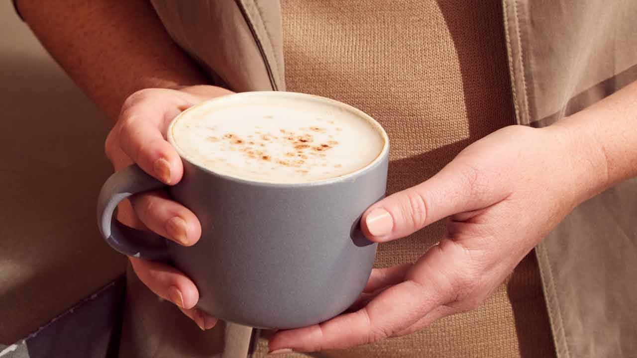 అశ్వగంధ, పాలు కలిపి తీసుకోవటం వల్ల బలహీనమైన రోగనిరోధక శక్తి వల్ల లేదా అనారోగ్యం తర్వాత కలిగే అలసటను తగ్గించడానికి ఉత్తమమైనదిగా పనిచేస్తుంది. నిద్రపోయే ముందు పాలతో అశ్వగంధను తీసుకోవడం వల్ల ఆకలి మెరుగుపడుతుంది. జీర్ణక్రియను ఆరోగ్యంగా ఉంచుతుంది.