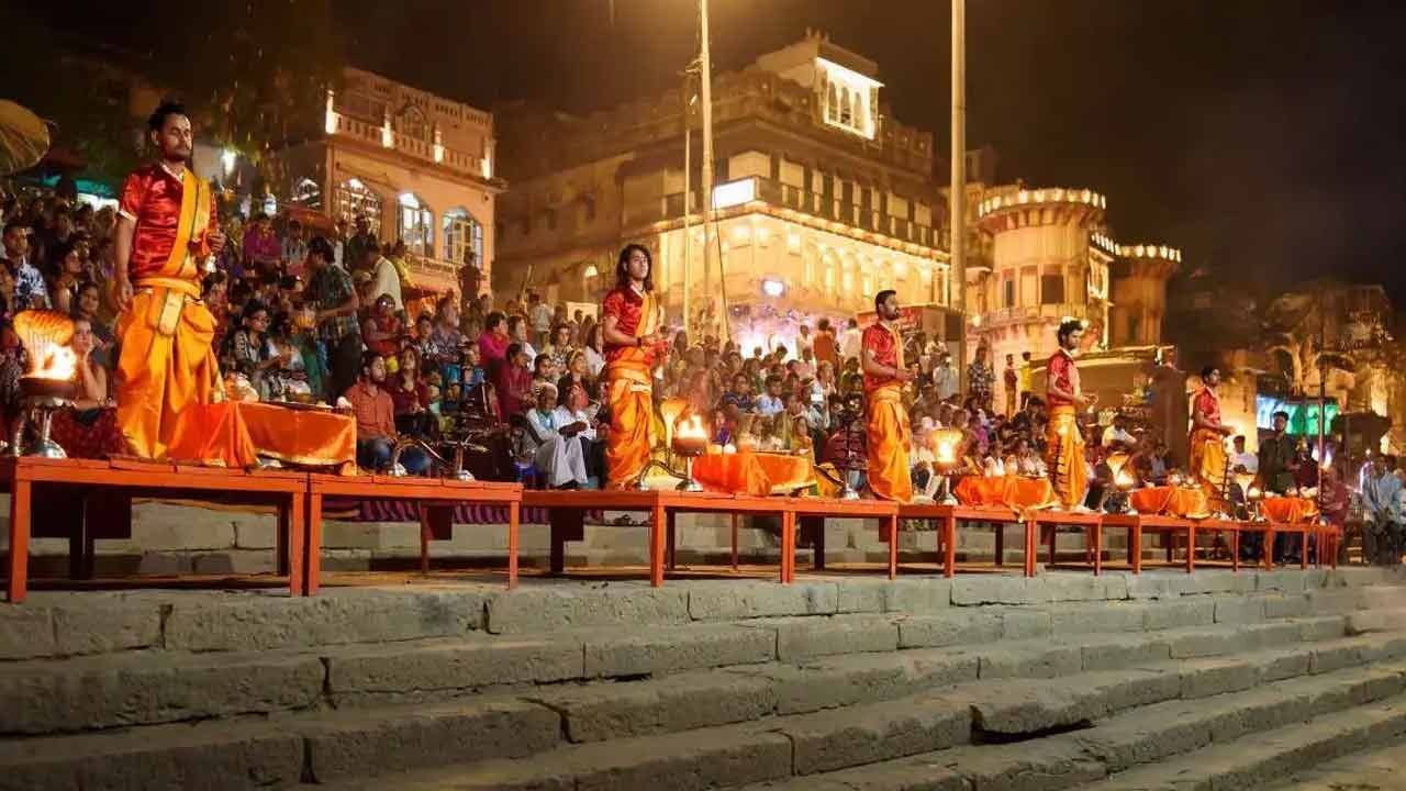 అస్సీ ఘాట్ - Assi Ghat
 ఇది ప్రపంచ ప్రసిద్ధి చెందిన ఘాట్. అస్సీ ఘాట్ గంగ, అస్సీ నదుల సంగమం వద్ద కొలువై ఉంది. ఇక్కడ చనిపోయిన పెద్దలకు ఎక్కువగా పిండ ప్రధానాలు వంటి కార్యక్రమాలు నిర్వహిస్తూ ఉంటారు. ఇక్కడ గంగా నదిలో సూర్యోదయం, సూర్యాస్తమయం అద్భుతంగా ఉంటుంది. ఈ ఘాట్‌లో ఉదయం చేసే హారతి కూడా చాలా ప్రసిద్ధి చెందింది.