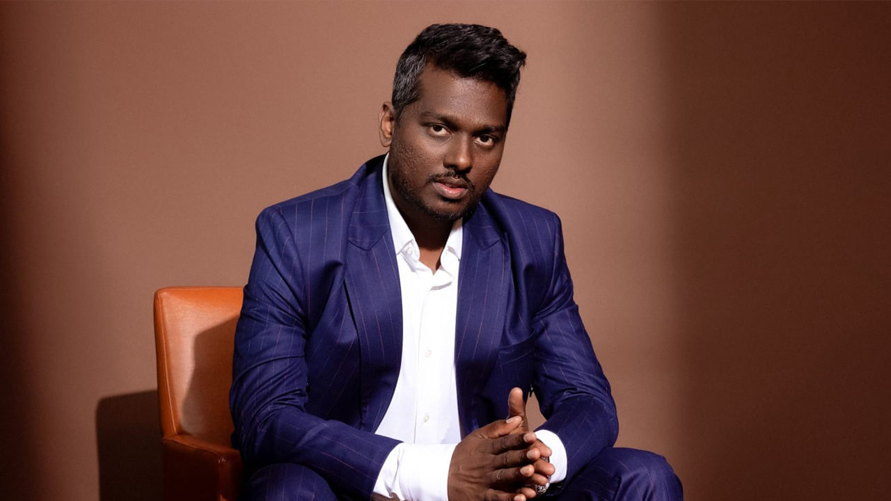 ఇటు అట్లీ క్రేజ్‌కి కూడా అంతే లేదు. రీసెంట్‌గా ఐకాన్‌స్టార్‌ పుట్టినరోజున రిలీజ్‌ చేసిన గ్లింప్స్ కి ఫిదా అయ్యారు జనాలు. అట్లీతో సినిమా చేయడానికి తాను ఎవర్‌ రెడీ అని ఆల్రెడీ చెప్పేశారు షారుఖ్‌. ఇటు సల్మాన్‌తోనూ ఓ సినిమా ఉండాల్సింది. కానీ బడ్జెట్‌ కారణంగా ప్రస్తుతానికి వాయిదా పడింది.