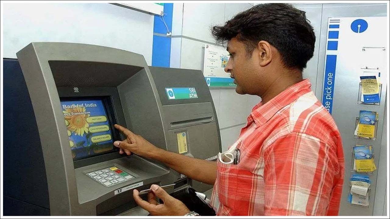మీకు నుంచి నుండి పదే పదే డబ్బులు తీసుకునే అలవాటు ఉంటే, కొన్ని రోజుల్లోనే ఈ అలవాటును సరిదిద్దుకోవాల్సి ఉంటుంది. మే 1 నుండి ఏటీఎం నుండి డబ్బు తీసుకోవడం ఖరీదైనదిగా మారబోతోంది. ఏటీఎం ఇంటర్చేంజ్ ఫీజులను పెంచడానికి రిజర్వ్ బ్యాంక్ ఆఫ్ ఇండియా (RBI) బ్యాంకులకు అనుమతి ఇచ్చినట్లు తెలుస్తోంది. దీని కారణంగా ఏదైనా ఉపసంహరణ జరిగితే లేదా హోమ్ బ్యాంక్ నెట్వర్క్ వెలుపల ఉన్న ATM నుండి బ్యాలెన్స్ తనిఖీ చేస్తే అది మీకు మునుపటి కంటే కొంచెం ఎక్కువ ఖర్చు అవుతుంది.