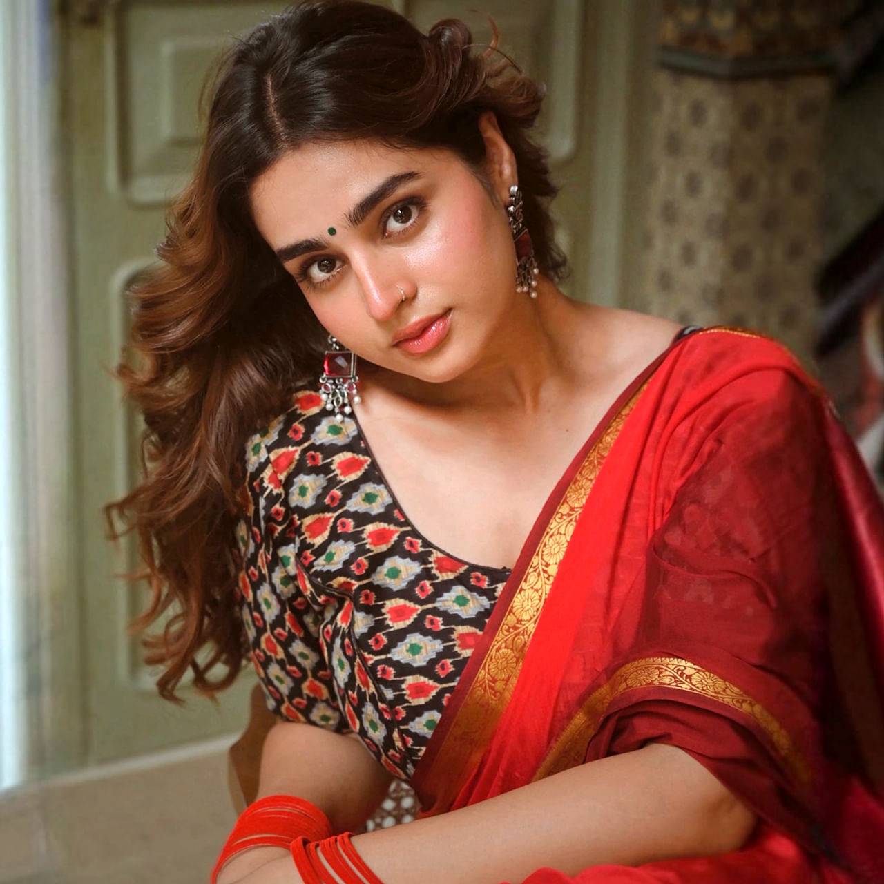 అయేషా ఖాన్ జూనియర్ ఆర్టిస్టుగా తన కెరీర్‌ను ప్రారంభించి, ప్రస్తుతం టాలీవుడ్‌లో సంచలనంగా మారింది. ముంబైకి చెందిన ఈ నటి మోడల్‌గా తన వృత్తిని మొదలుపెట్టి, ఆ తర్వాత నటన వైపు అడుగులు వేసింది.