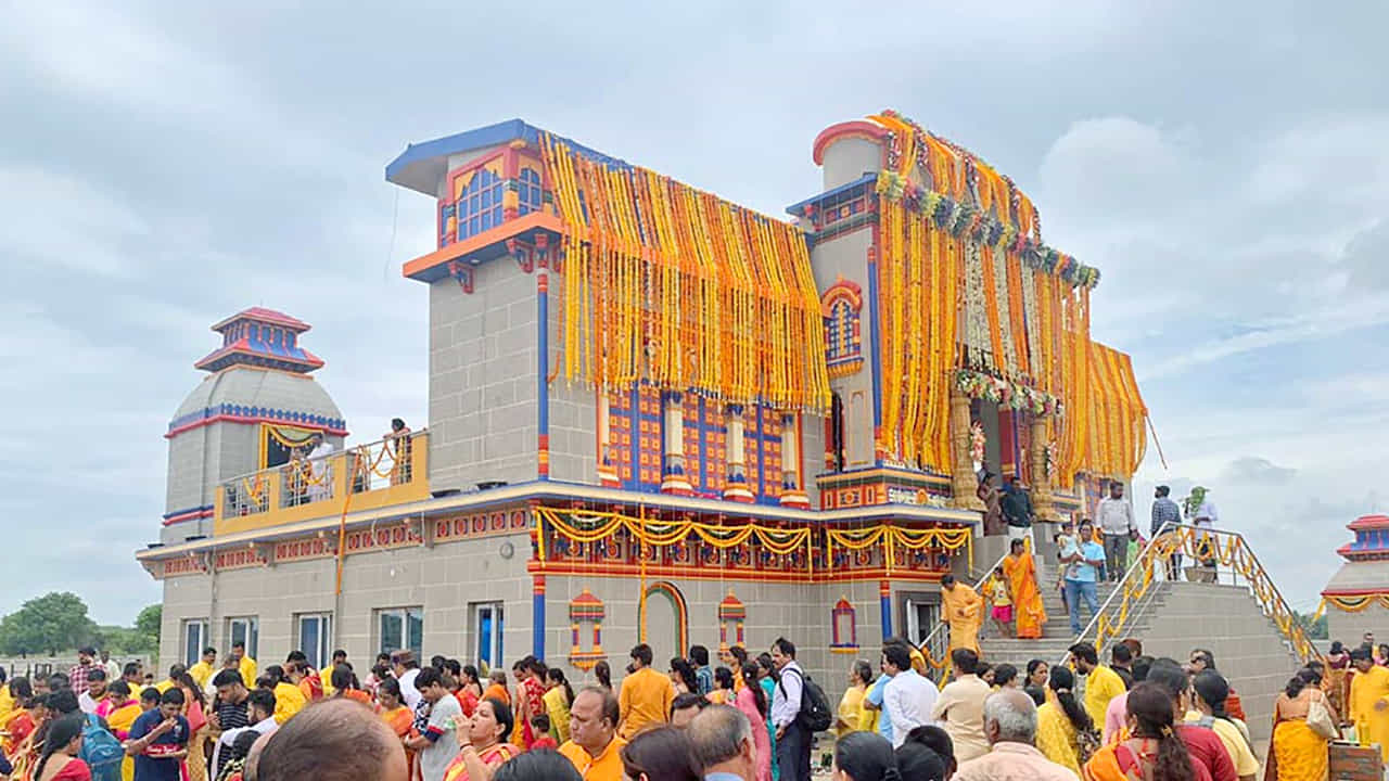 ఉత్తరాఖండ్‎లో ప్రసిద్ధి చెందిన అసలు ఆలయానికి ప్రతిరూపంగా ఈ బద్రీనాథ్ ఆలయాన్ని నిర్మించారు. ఈ ఆలయం హైదరాబాద్‌ నుంచి 40 కి.మీ దూరంలో మేడ్చల్ జిల్లా, బండమైలారం అనే చిన్న గ్రామంలో ఉంది. ఈ ఆలయాన్ని దక్షిణ్ కి బద్రీనాథ్ అని పిలుస్తున్నారు.