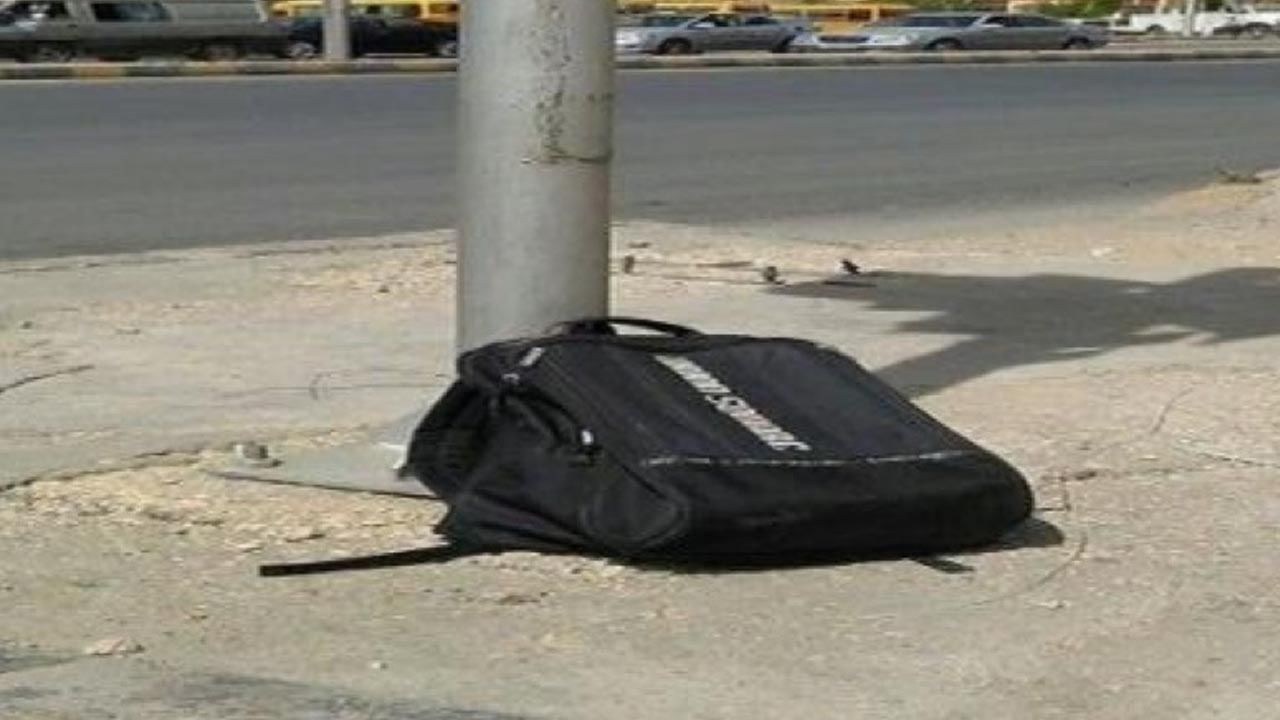 రోడ్డుపై కనిపించిన బ్యాగు.. ఓపెన్ చేసి చూడగా.. లచ్చిందేవి.. లచ్చిందేవి..!