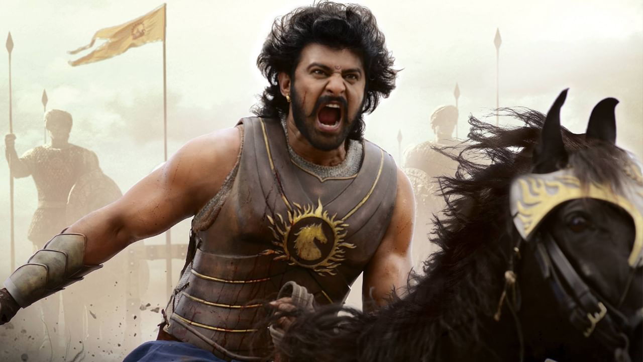 గతంలో బాహుబలి సినిమా కోసం కొన్ని డైలాగ్స్ రాసిన దేవా కట్ట, మహేష్ మూవీకి కూడా డైలాగ్స్ అందించారు. బాహుబలి సినిమాలో ఏది మరణం అంటూ ప్రభాస్ చెప్పిన డైలాగ్కు థియేటర్లు ఊగిపోయాయి. ఇది ఆ దర్శకుడు రాసిందే.