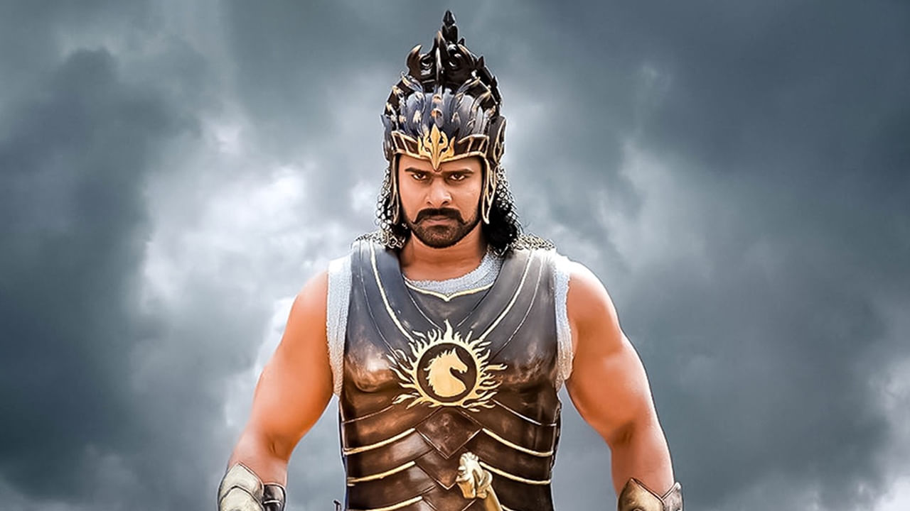 దర్శక ధీరుడు రాజమౌళి తెరకెక్కించిన విజువల్ వండర్ బాహుబలి. ఈ సినిమాతో పాన్ ఇండియా ట్రెండ్‌ను సిల్వర్‌ స్క్రీన్‌కు సరికొత్తగా పరిచయం చేశారు జక్కన్న. బలమైన కథ ఉంటే ఎంత బడ్జెట్‌తో అయినా సినిమా తెరకెక్కించొచ్చు అన్న ధైర్యాన్ని ఇచ్చింది బాహుబలి.