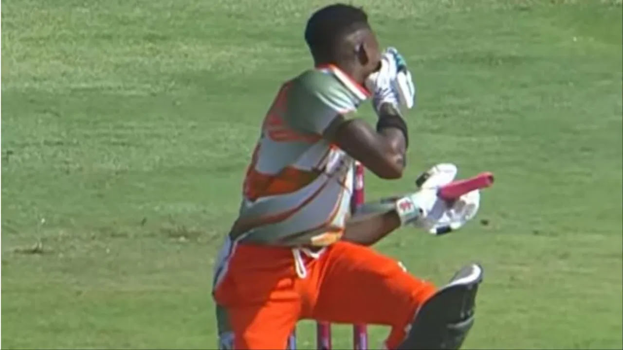 Video: లైవ్ మ్యాచ్‌లో ఊహించని ప్రమాదం.. స్పిన్ బౌలింగే అని హెల్మెట్ తీశాడు.. కట్‌చేస్తే