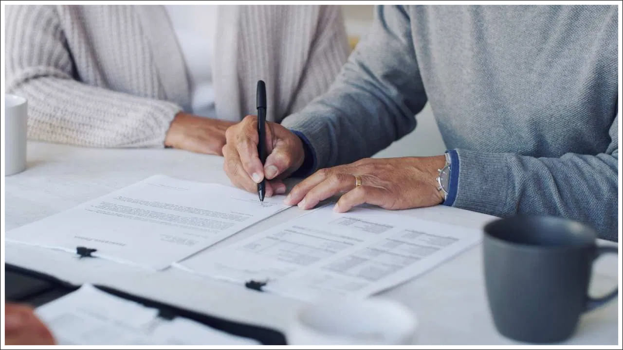 Old Bank Account: మీ పాత క్రెడిట్ కార్డు లేదా బ్యాంక్ ఖాతాను మూసివేస్తున్నారా? ముందు ఇవి తెలుసుకోండి!