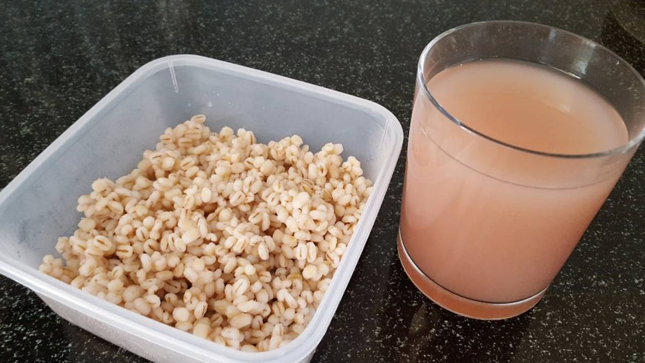 బార్లీ నీటిలో ఫైబర్ తగిన మోతాదులో ఉండటం వలన రక్తంలో చక్కెర స్థాయిలను కంట్రోల్ చేస్తుంది. కాబట్టి డయాబెటిస్ తో బాధపడేవారు బార్లీ నీటిని తాగడం వలన ఉపయోగాలే తప్ప ఎలాంటి హాని ఉండదని ఆరోగ్య నిపుణులు చెబుతున్నారు. అంతేకాదు..అధిక రక్తపోటు తో బాధ పడుతున్న వారికి కూడా బార్లీ నీరు తాగడం వలన హై బీపీని కంట్రోల్ చేస్తుంది. 