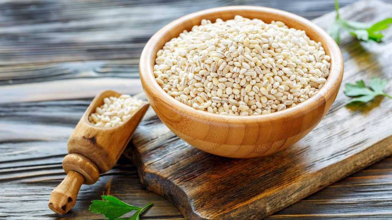 బార్లీ నీరు జీర్ణ సమస్యలకి ఓ టానిక్‌లా పనిచేస్తుంది. ఇందులోని ఫైబర్ కంటెంట్ జీర్ణవ్యవస్థని సరిచేస్తుంది. మలబద్ధకానికి మందులా పనిచేస్తుంది. బార్లీనీటిలో డైటరీ ఫైబర్ ఉంటుంది. కాబట్టి, ఇది గట్ ఫ్రెండ్లీ డ్రింక్ అని చెప్పొచ్చు. 