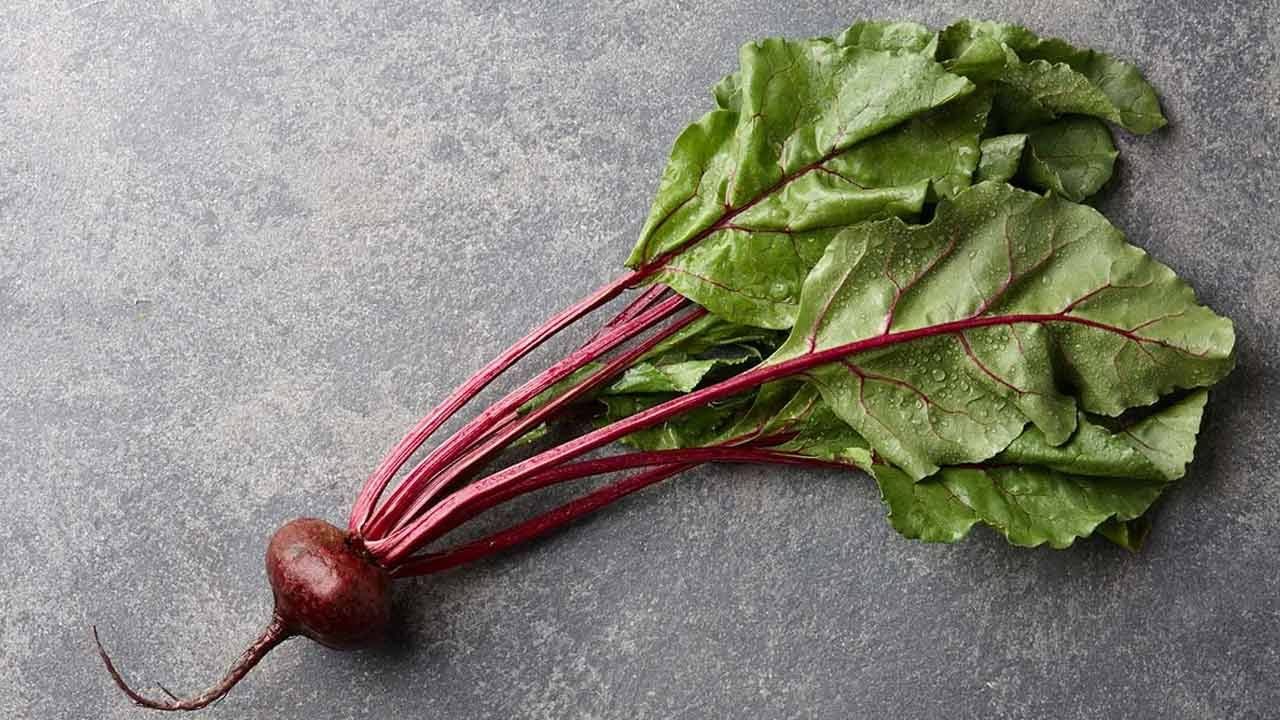 బీట్‌రూట్‌ మాదిరిగానే బీట్‌రూట్‌ ఆకుల్లో కూడా పోషకాలు అధికంగా ఉంటాయి. వీటిలో విటమిన్ ఎ, సి, బి6తో పాటు ఐరన్‌ వంటివి సమృద్ధిగా లభిస్తాయి. బీట్‌రూట్‌ ఆకులు తింటే ఇన్ఫెక్షన్ల నుంచి దూరంగా ఉండొచ్చు. ఎందుకంటే బీట్‌రూట్‌ ఆకుల్లో విటమిన్ సి కంటెంట్ పుష్కలంగా ఉంటుంది. ఇది రోగనిరోధకశక్తిని పెంచుతుంది. 