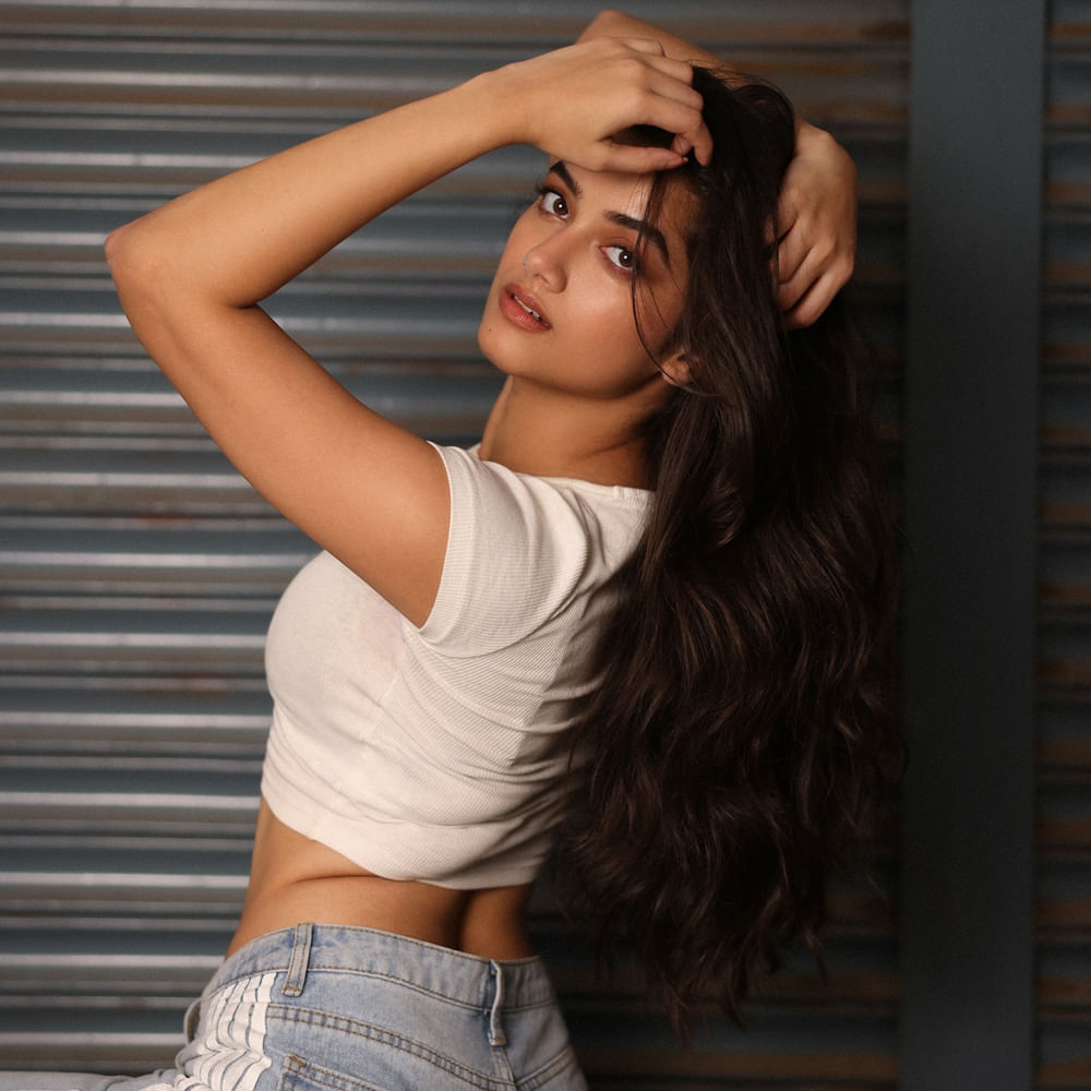 ఇక తాజాగా వీరిద్దరూ షేర్ చేసిన ఫోటోల్లో బ్యాగ్రౌండ్ ఒకేలా ఉండడంతో ఈ ప్రచారం మరింత జోరందుకుంది. ఈ ఫోటోస్ చూసిన నెటిజన్స్ ఒకే గదిలో ఫోటో దిగారా అంటూ కామెంట్స్ చేస్తున్నారు. మీ చేతికి ఉంగరం ఉంది ఎవరు తొడిగారు ? అని ఆడిగారు. 