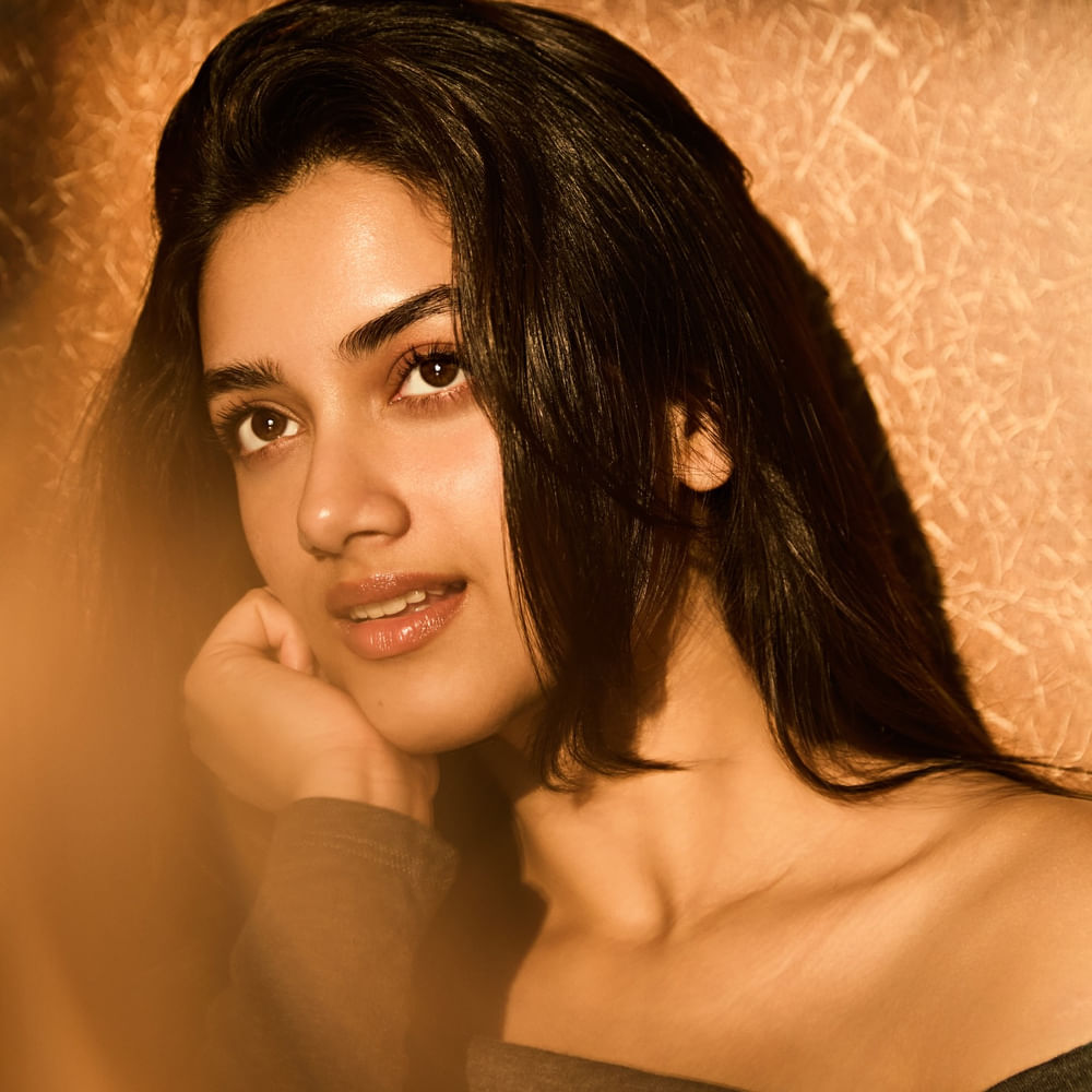 ఇందుకు భాగ్య శ్రీ బోర్సే స్పందిస్తూ అది నేనే కొనుక్కున్నాను అంటూ రిప్లై ఇచ్చారు. ప్రస్తుతం వారి ఫోటోలతో పాటు ఆమె రిప్లై సైతం ఆసక్తిగా మారింది. వీరిద్దరూ కలిసి డైరెక్టర్ మహేష్ బాబు.పి దర్శకత్వంలో ఓసినిమా చేస్తున్నారు. 