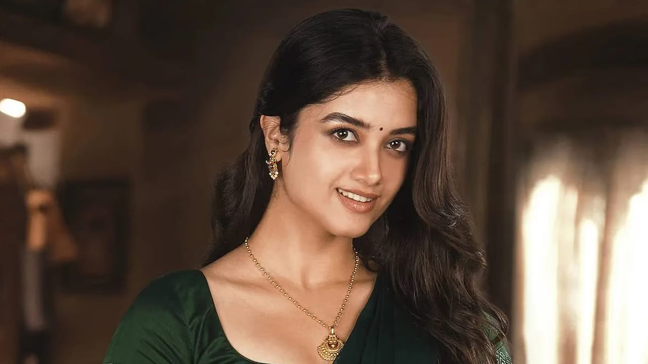 స్లో అండ్ స్టడీగా సిల్వర్‌ స్క్రీన్‌ను కమ్మేస్తున్నారు లేటెస్ట్ సెన్సేషన్‌ భాగ్యశ్రీ బోర్సే. ఈ బ్యూటీ విజయ్ దేవరకొండకు జోడీగా నటించిన కింగ్‌డమ్‌ మే 30న ప్రేక్షకుల ముందుకు రానుంది. దీనిపై అంచనాలు బాగానే ఉన్నాయి.