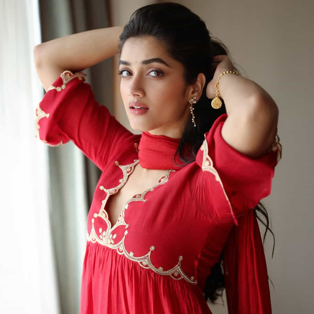 రీసెంట్గా భాగ్యశ్రీ షేర్ చేసిన సెల్ఫీ రామ్ ఇంట్లో తీసిందే అన్న ప్రచారం కూడా జరగటంతో డేటింగ్ రూమర్స్ మరింతగా వైరల్ అయ్యాయి. ఈ విషయం మీద డైరెక్ట్గా స్పందించకపోయినా.. తాను సింగిలే అన్న విషయంలో క్లారిటీ ఇచ్చారు హీరోయిన్ భాగ్యశ్రీ బోర్సే.