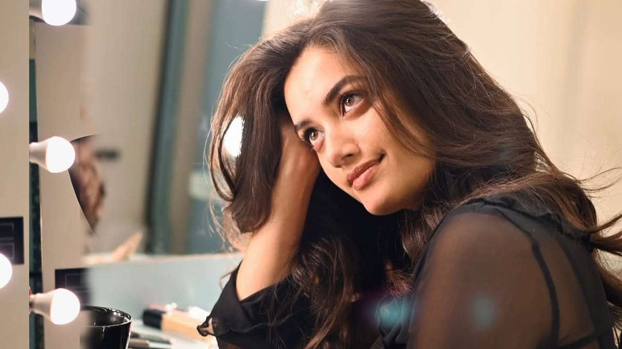 మిస్టర్ బచ్చన్ సినిమాలో ఈ బ్యూటీ తన అందం, గ్లామర్ నటనతో తెలుగు ప్రేక్షకుల మనసు దోచుకుంది. ముఖ్యంగా ఈ అమ్మడు తన అందంతో యూత్ ను తన వైపులాక్కుంది. దీంతో విపరీతంగా క్రేజ్ సంపాదించుకుంది.