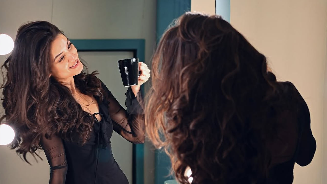 యంగ్ బ్యూటీ భాగ్యశ్రీ బోర్సే గురించి ఎంత చెప్పినా తక్కువే. మాస్ మహారాజా రవితేజ , హరి శంకర్ కాంబినేషన్ లో వచ్చిన మిస్టర్ బచ్ఛన్ మూవీతో తెలుగు చిత్రపరిశ్రమలోకి ఎంట్రీ ఇచ్చింది ఈ ముద్దుగుమ్మ. మొదటి సినిమా బాక్సాఫీస్ వద్ద డిజాస్టర్ అయినా, ఈ అమ్మడుకు మాత్రం మంచి ఫేమ్ వచ్చింది.