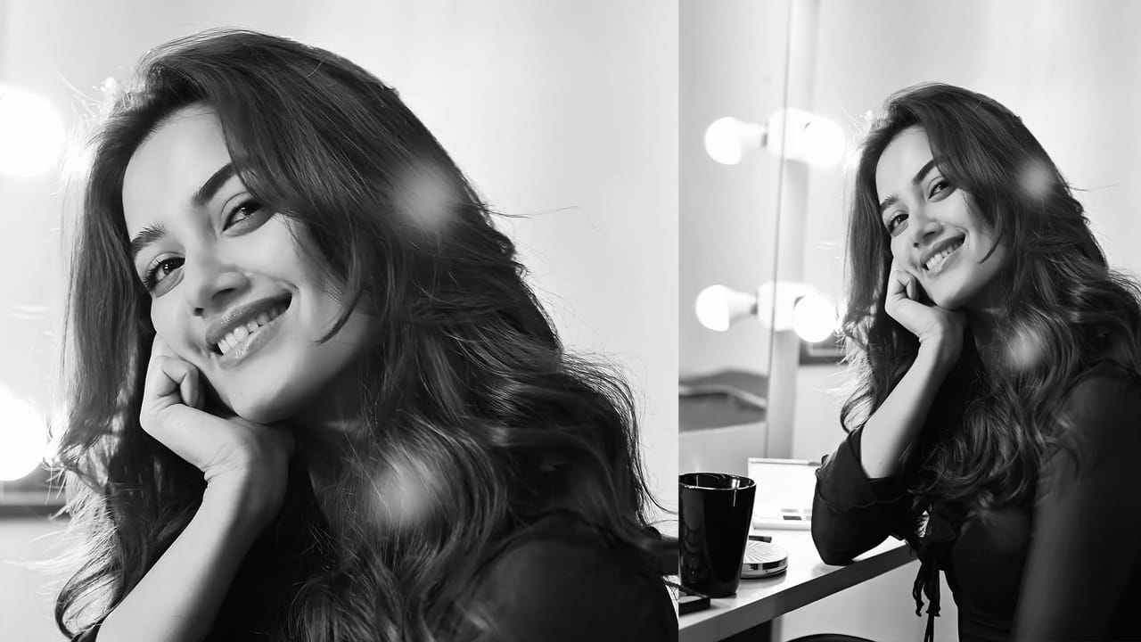 తాజాగా ఈ చిన్నది మిర్రర్ ముందు బ్లాక్ అండ్ డ్రెస్ లో కప్ చేతిలో పట్టుకొని ఫొటోలకు ఫోజులిచ్చింది. అంతే కాకుండా కైపెక్కిచ్చే విధంగా చూస్తూ అందరినీ ఆకట్టుకుంటుంది. ప్రస్తుతం ఈ ఫొటోస్ నెట్టింట తెగ వైరల్ అవుతున్నాయి.