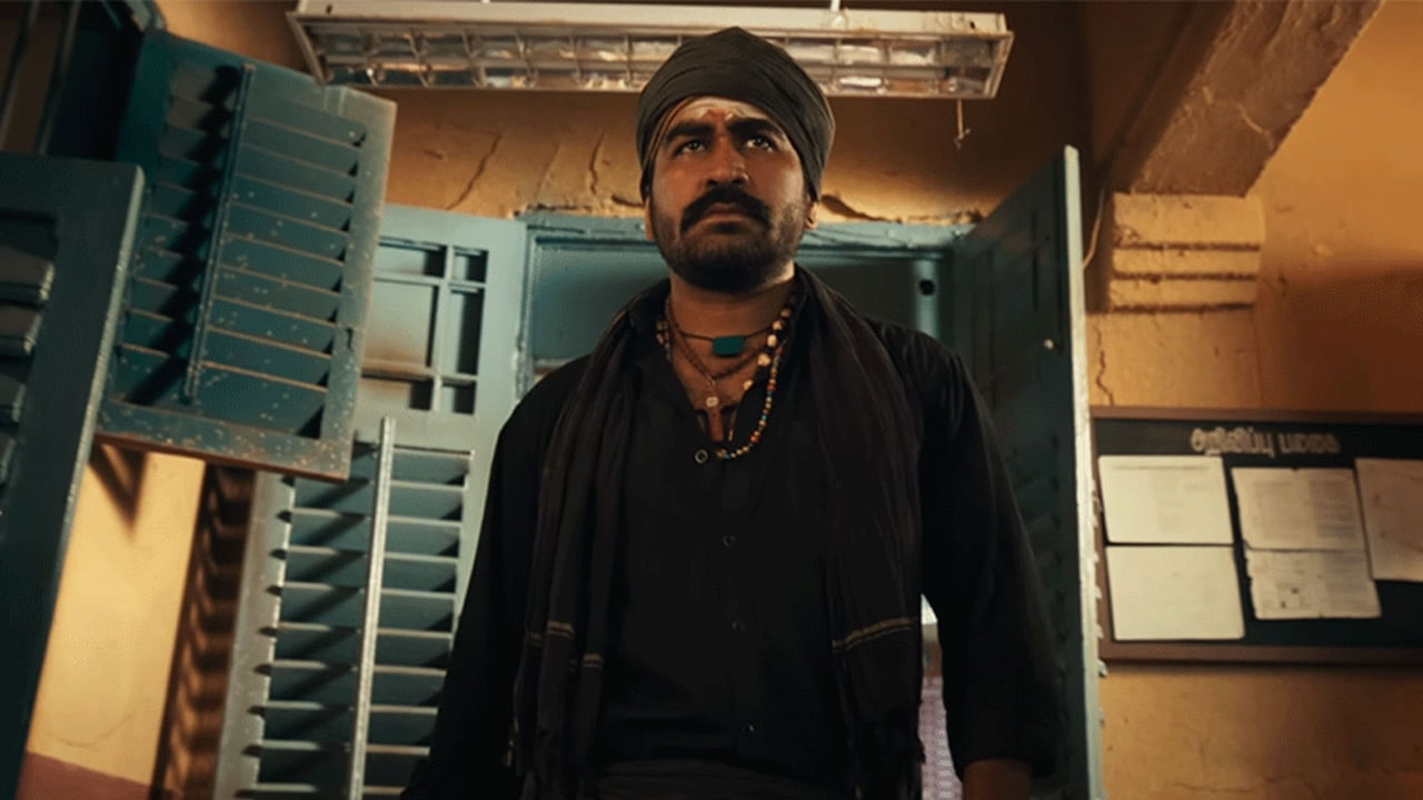 మా సినిమాలో హీరో బిచ్చగాడు అని చెప్పడానికి ఒకప్పుడు దర్శకులు భయపడేవాళ్లేమో గానీ.. బిచ్చగాడు సినిమా హిట్టైన తర్వాత ఆ భయం పోయింది. తాజాగా ఇద్దరు తమిళ హీరోలు తెలుగు దర్శకులతో అదే కాన్సెప్ట్‌తోనే సినిమాలు చేస్తున్నారు.