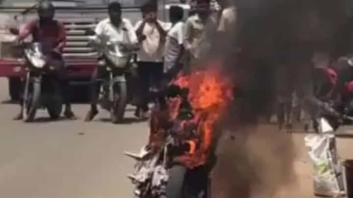Hyderabad: మండే ఎండల దాటికి కాలి బూడిదైన బైక్... Hyderabad: మండే ఎండల దాటికి కాలి బూడిదైన బైక్...