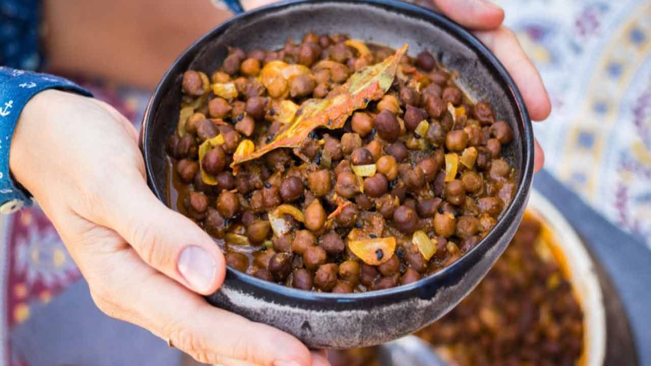 నానబెట్టిన శనగలు ప్రోటీన్, ఫైబర్, విటమిన్లు, ఖనిజాలు, ఆరోగ్యకరమైన కొవ్వులకు అత్యంత గొప్ప మూలం. అలాంటి నల్ల శనగలను నానబెట్టడం వల్ల అందులోని ప్రోటీన్లు, విటమిన్లు, ఇతర పోషకాల నాణ్యత మెరుగుపడుతుందని నిపుణులు చెబుతున్నారు. పైగా అవి సులభంగా జీర్ణమవుతాయి. ప్రతిరోజూ ఒక గుప్పెడు నానబెట్టిన నల్ల శనగలు తినడం వల్ల బోలెడు లాభాలు ఉన్నాయి.