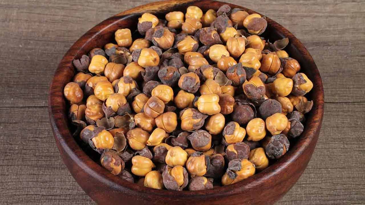 నల్ల శనగలలో పోషకాలు పుష్కలంగా ఉంటాయి. మిటమిన్ బీ 6, మెగ్నీషియం, పొటాషియం అధికంగా ఉండి మెదడు, గుండె ఆరోగ్యాన్ని మేలు చేస్తాయి. రక్తంలో చక్కెర అధికంగా ఉన్నవారికి షుగర్ నియంత్రణకు నల్ల శనగలు అద్భుతంగా పనిచేసే మంచి ఆహారం. కడుపు ఉబ్బరం, జీర్ణ సమస్యలు ఉన్నవారికి నల్ల శనగలు తినటం వల్ల ఉపశమనం కలుగుతుంది.. ముఖ్యంగా మల బద్దకంతో బాధపడేవారికి మంచి ఫలితాలు ఉంటాయి.