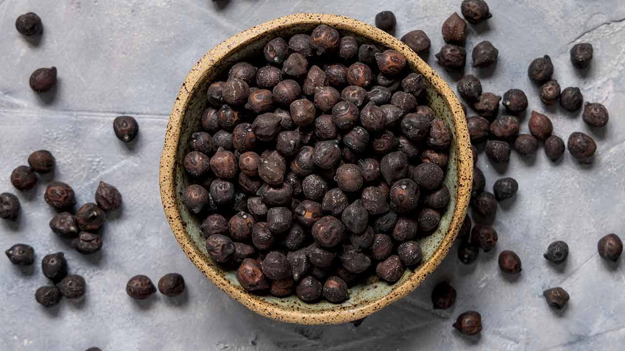 అధిక బరువు, శరీరంలో చెడు కొలెస్ట్రాల్తో ఇబ్బంది పడుతున్న వారికి నల్ల శనగలు చాలా మంచిది. త్వరగా సన్న బడటానికి, అధిక బరువుతో పాటు కొలెస్ట్రాల్ తగ్గడానికి నానబెట్టిన నల్ల శనగలు ఎంతగానో దోహదపడతాయి. శనగలు కాల్షియం, ఫాస్ఫరస్ వంటి మంచి పోషకాలతో నిండి ఉంటాయి. ఇవన్నీ ఎముకలకు బలాన్నిస్తాయి.