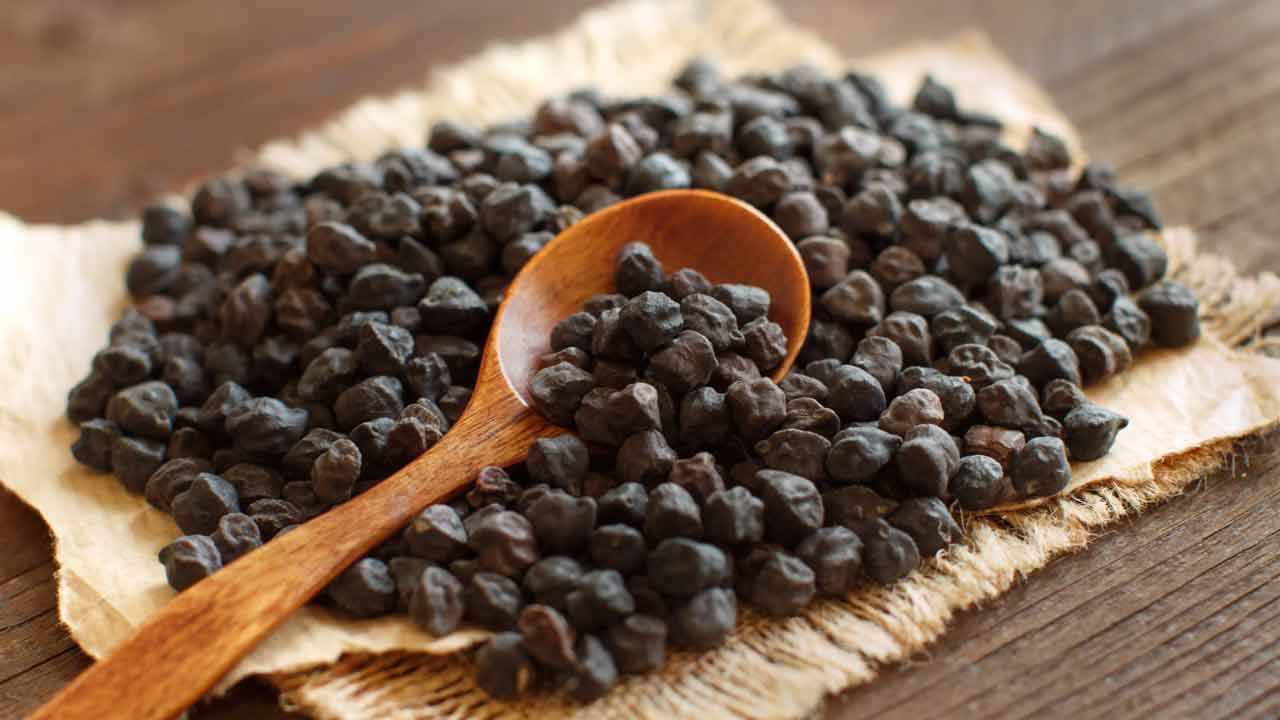 శనగలు శరీరానికి తగినంత శక్తిని ఇవ్వటానికి సహాయపడతాయి. మలబద్ధక నివారణకు మంచిది. ఉపయోగం ఉంటుంది. నల్ల శనగలలో పీచు పదార్థాలు ఎక్కువగా ఉంటాయి. రోజు ఒక అరకప్పు నానబెట్టిన నల్ల శనగలు ఒక వారం రోజుల పాటు క్రమం తప్పకుండా తింటే జీర్ణక్రియ మెరుగుపడుతుంది. శనగలు చర్మ ఆరోగ్యానికే కాదు, జుట్టు ఆరోగ్యానికి కూడా దోహదం చేస్తుంది.