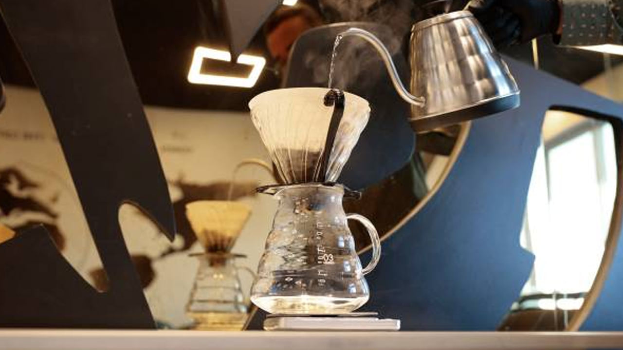 కొంతమందికి ఉదయం కాఫీ తాగే అలవాటు ఉంటుంది. అయితే ఈ అలవాటు మంచిదా చెడ్డదా? దీనివల్ల ఎలాంటి ఆరోగ్య సమస్యలు వస్తాయో తెలుసుకోవాలి. ఎందుకంటే ఖాళీ కడుపుతో కెఫిన్ తీసుకుంటే ఎలాంటి సమస్యలు వస్తాయో తెలుసుకోవడం చాలా ముఖ్యం.